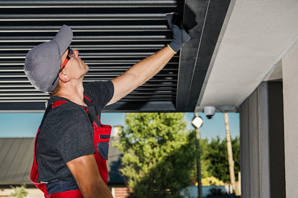 homme qui nettoie pergola