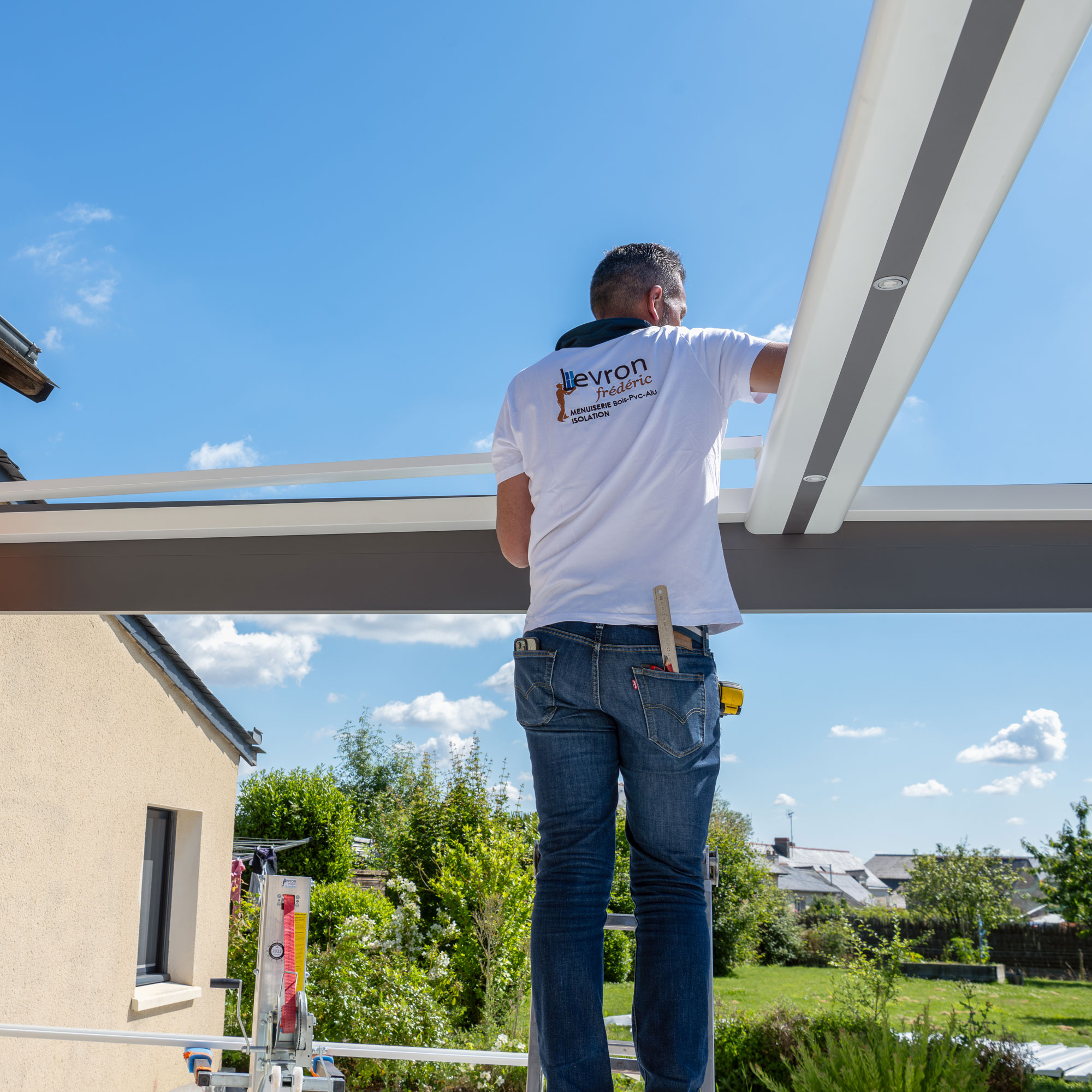 Installation d’une pergola par Levron Menuiserie